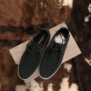 BRAND NEW - Bearpaw Alec Shoes - size 10.5